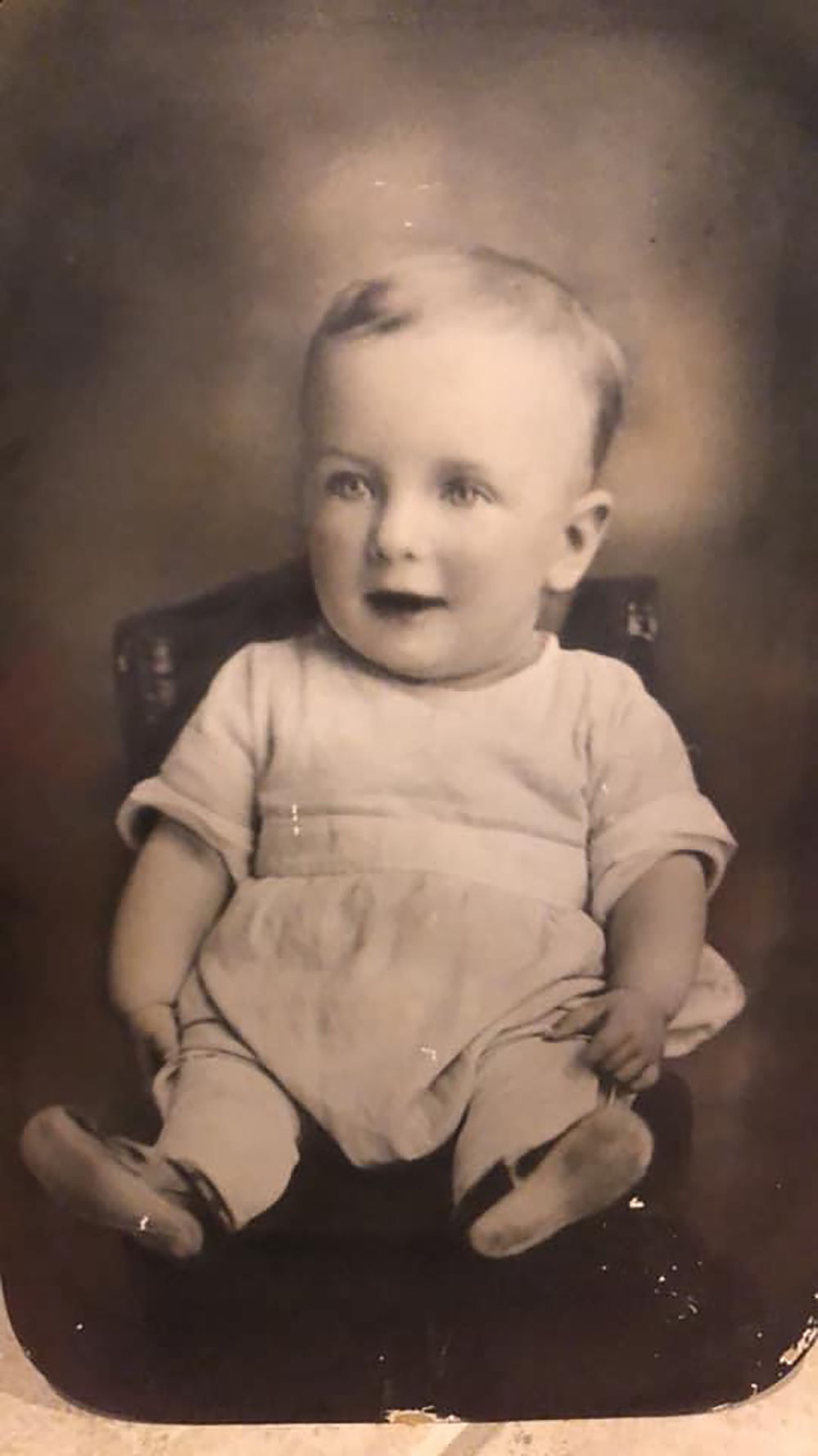 Chadron man reunited with photo of father as he works on bucket project